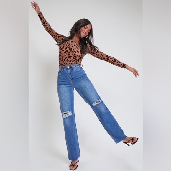 YMI DREAM Woman’s Wide Leg Medium Wash Distressed Denim Jeans w Raw Hem Size 7 - Picture 3 of 16